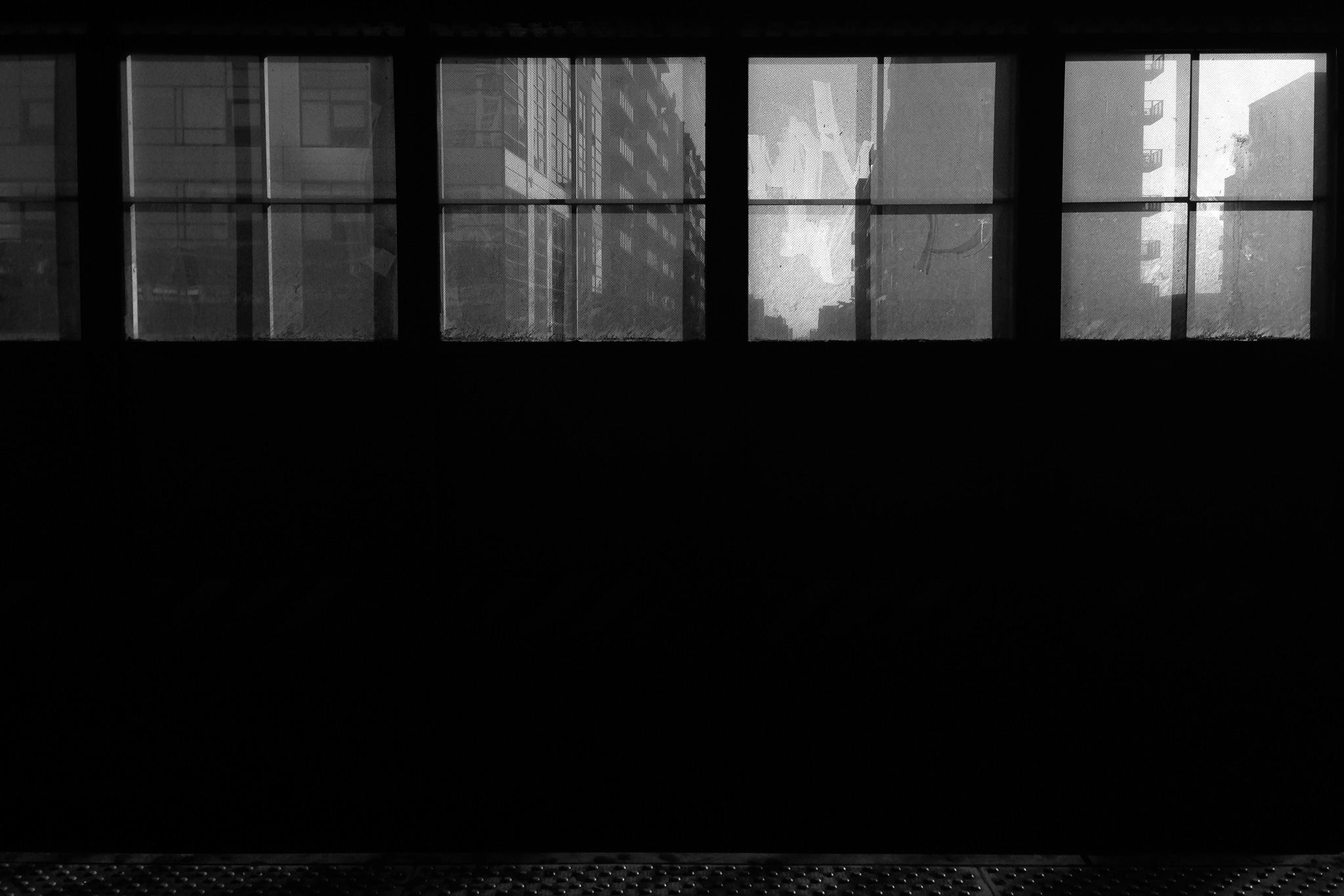 Dunkler Raum mit Fensterfront im Gegenlicht