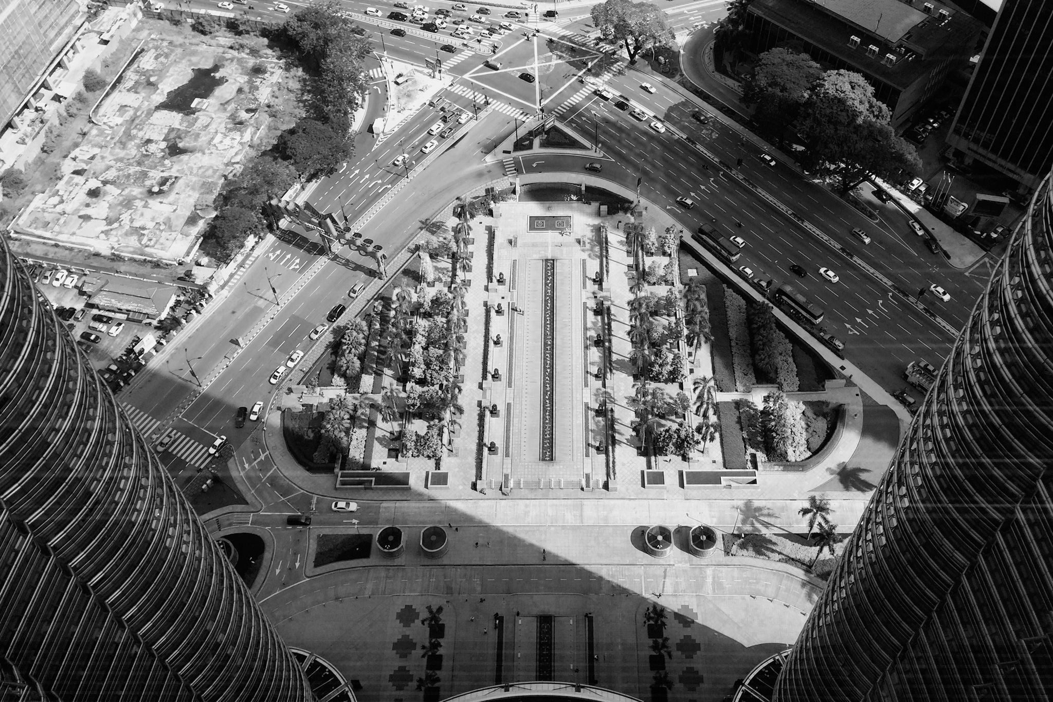 Luftbild eines Platzes zwischen Gebäuden, von einem Hochhaus aus fotografiert